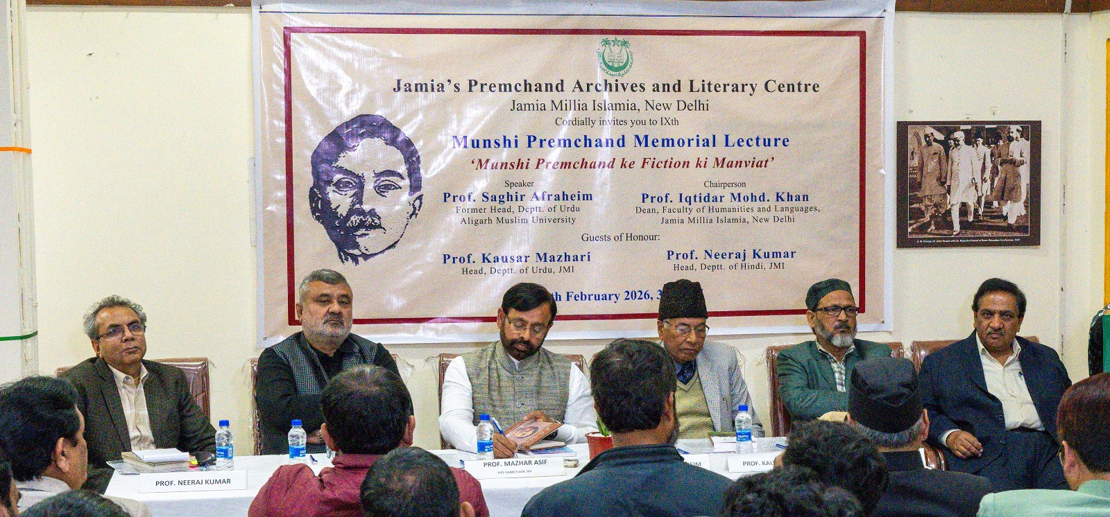 (تصویر میں دائیں سے بائیں:پروفیسرشہزاد انجم،پروفیسر کوثر مظہری،پروفیسر صغیر افراہیم،پروفیسر مظہرآصف(شیخ الجامعہ)، پروفیسر اقتدار محمدخان (ڈین) اور پروفیسر نیرج کمار)